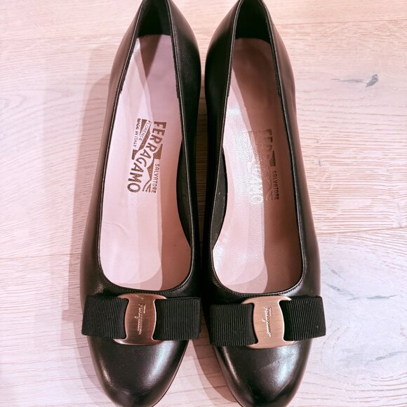 Ferragamo black vara pump - Picture 13 of 13